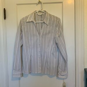 Nine-west long sleeve shirt with V neck and tailored waist.